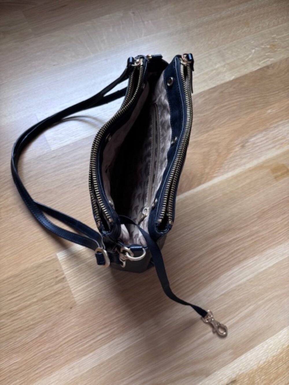 Lo & Sons Pearl Convertible Crossbody Bag - Picture 4 of 9